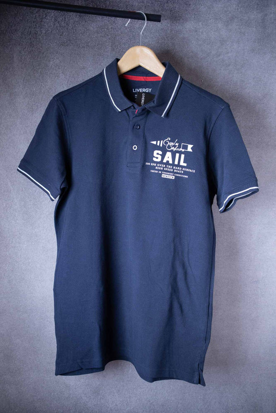 پولوشرت سرمهای مردانه لیورجی با یقه و لبه آستین خطدار سفید و چاپ ملوانی Sail روی سینه